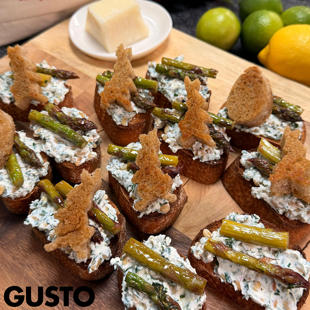 Crostini mit Ricotta und grünem Spargel