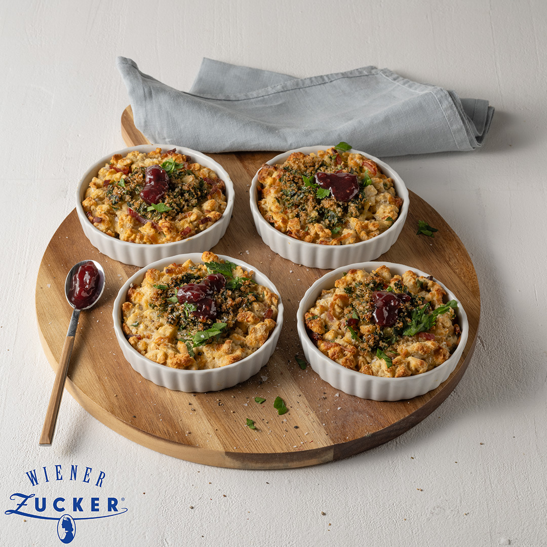 Pikante Tartelette-Nester mit Kräuterkruste und Preiselbeer‑Gelierglasur