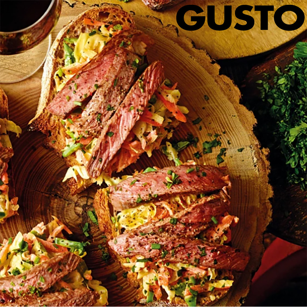 Geröstetes Brot mit Steak und Krautsalat