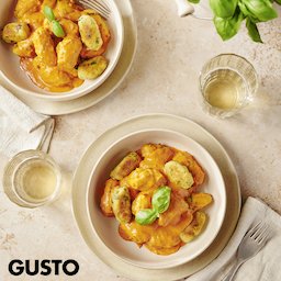 BROT-GNOCCHI IN GEBACKENER  PARADEISER-SCHAFKÄSE-SAUCE