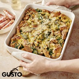 SPINAT-GRUYERE-STRATA MIT MINI-WÜRSTELN