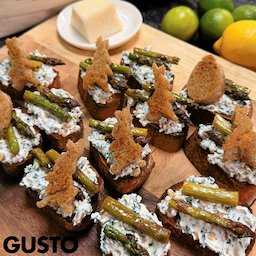 Crostini mit Ricotta und grünem Spargel