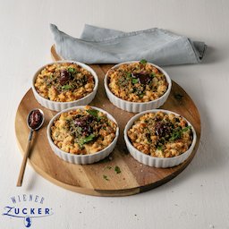 Pikante Tartelette-Nester mit Kräuterkruste und Preiselbeer‑Gelierglasur