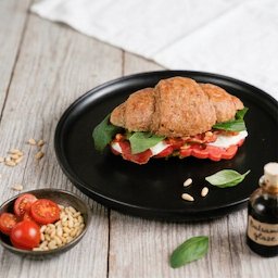 Körnercroissant mit Crispy Prosciutto und Mozzarella