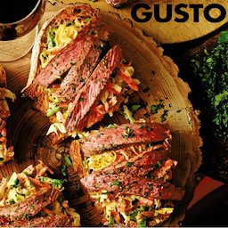 Geröstetes Brot mit Steak und Krautsalat